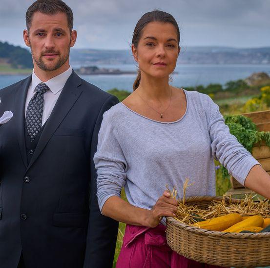 Photo of am 6.10. im ZDF in der Jubiläumsfolge Rosamunde Pilcher - Verliebt in einen Butler, Regie Ann-Kristin Knubben, Casting Dayanir & Hellwig Casting